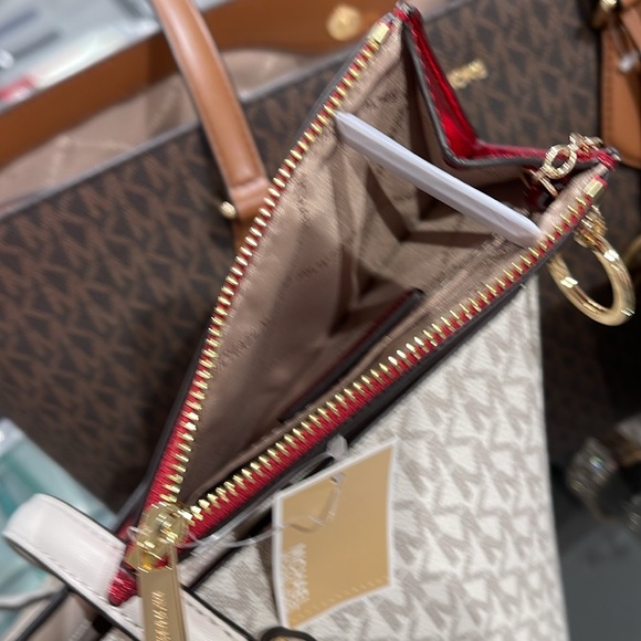 MICHAEL KORS
Jet Set Travel Small Top Zip Coin Pouch With ID Keychain
Crimsn
NWT - Picture 11 of 16